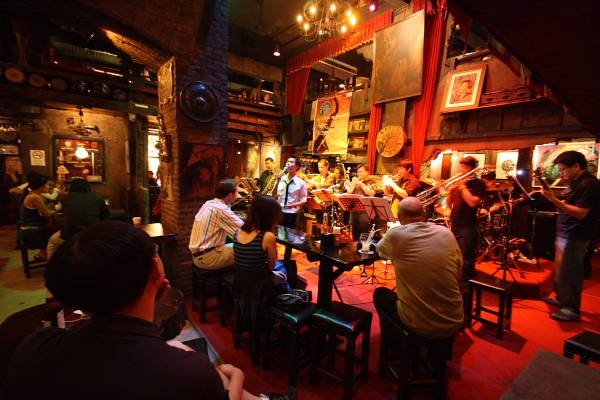 So với Bar thì Pub dành cho nhiều đối tượng hơn