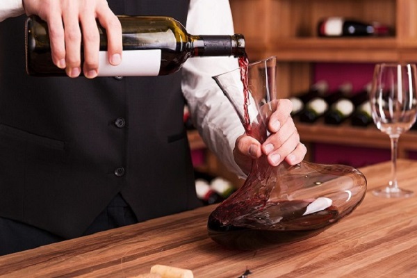 phujv vụ rượu vang với decanter