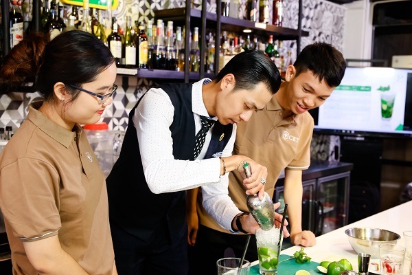 hình ảnh thầy hướng dẫn trang trí ly cocktail