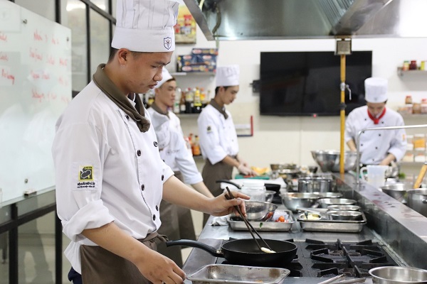 ngành kỹ thuật chế biến món ăn tại trường trung cấp nấu ăn CET