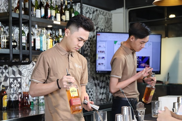 bartender và barista là người pha chế tài năng