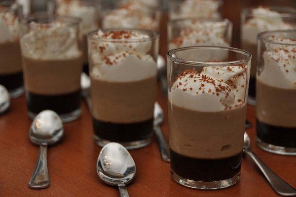 Pha cà phê cappuccino dừa đá xay