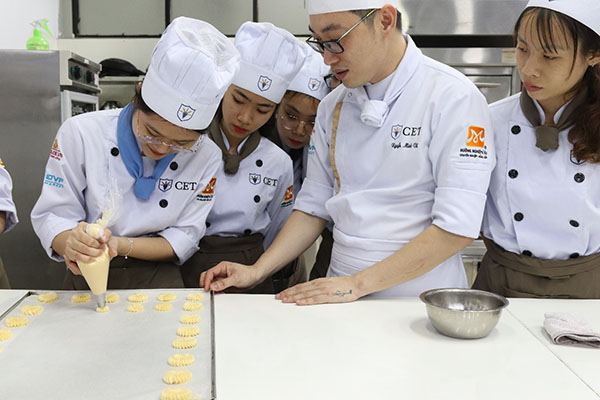 sinh viên thực hành butter cookie